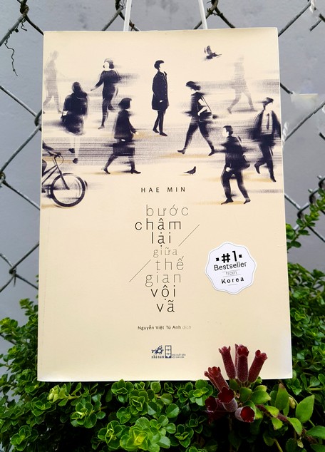 Bước Chậm Lại Giữa Thế Gian Vội Vã