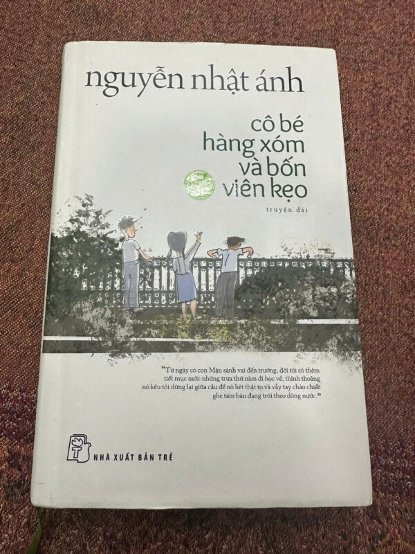 Cô bé hàng xóm và bốn viên kẹo ngọt - bìa cứng